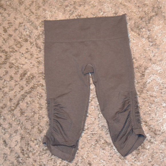 Lululemon 4/6 In the Flow Capri Ruched Leggings - Picture 3 of 7